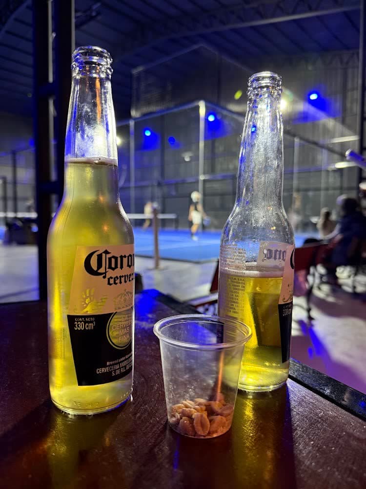 Cerveza helada y vista a la pista en la cantina de Muzzaga