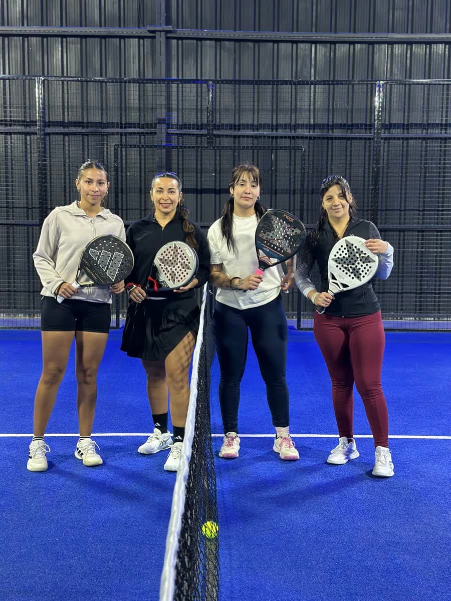 Cuatro jugadoras posando en la red, Torneo Agosto 2026